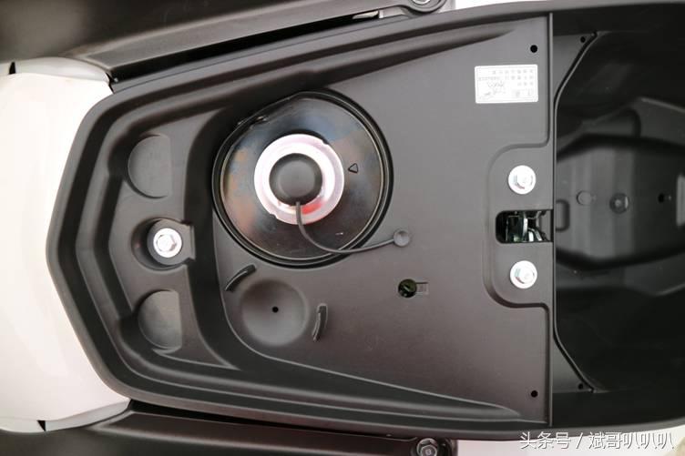 好看的新大洲本田裂行美图,本田裂行125与本田nx125哪个好