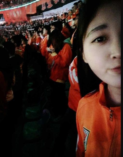 女球迷专访|因爸爸做鲁蜜美女大学生的一路忠橙