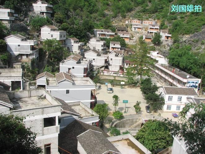 田东大石山区有个别墅村，蔬菜种在屋顶上