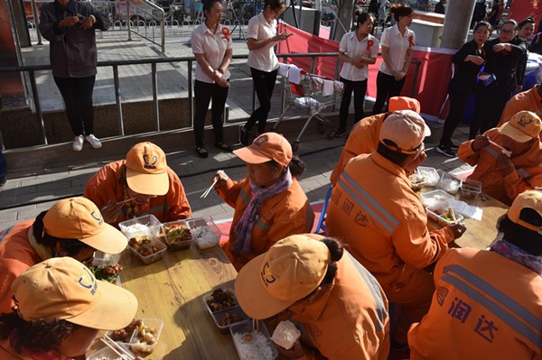 定州大世界大宴三天环卫工人