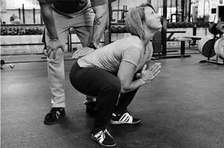 专家讲标准深蹲,居家不做深蹲练大腿肌肉正确动作