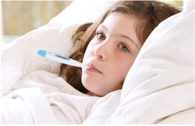 崔玉涛小孩发烧手脚冰凉,宝宝发烧是不是手脚冰凉