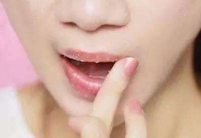 唇纹深要如何改善正常的唇纹图片,别让唇纹和唇色出卖了你的年龄