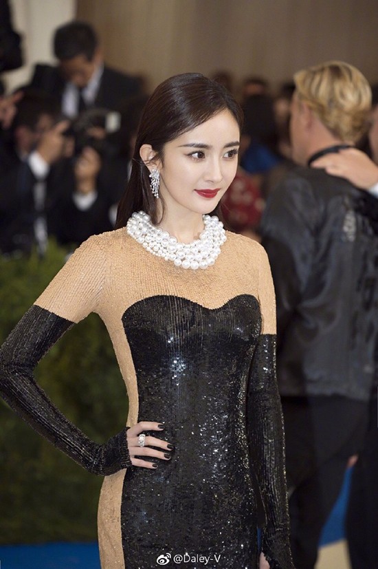 大幂幂大表姐美得稳妥可我更喜欢“玩很大”的日日和水果姐！