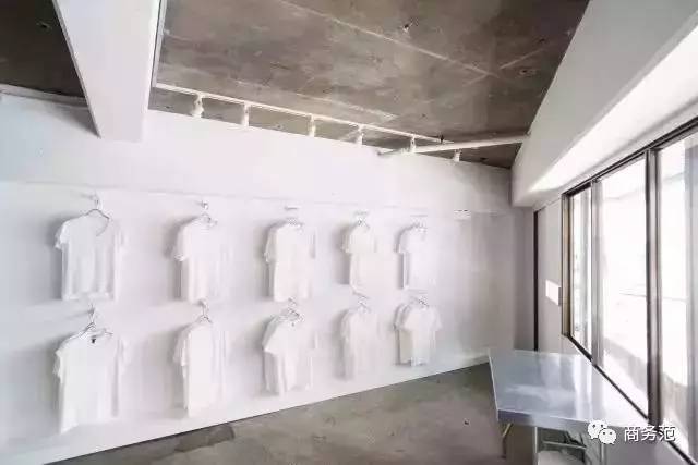 这家店只卖白T恤，一周开半天，门口总排起长队