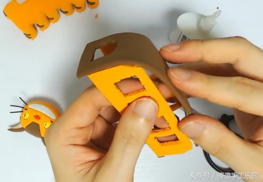 创意diy粘土制作,还记得宫崎骏动画里的(龙猫)猫巴士吗