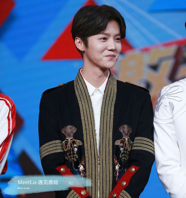 鹿晗“激扬青*梦春**”五四优秀青年,玩会身穿王子装帅气献唱