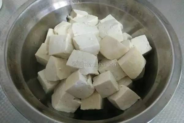 豆腐的这种做法太下饭了，咬一口会爆汁，孩子把盘子都舔干净