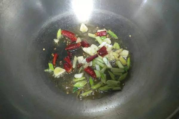 豆腐的这种做法太下饭了，咬一口会爆汁，孩子把盘子都舔干净