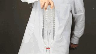 一个杯子倒各种饮料魔术,一个倒水的魔术教学