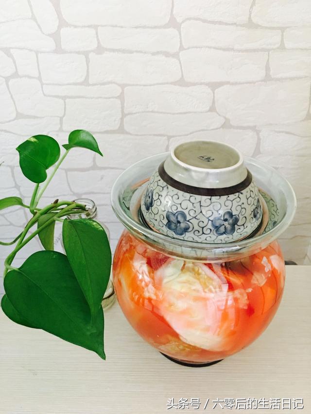 如何用吃剩的泡菜水腌泡菜,腌制泡菜上面有一层白沫怎么处理