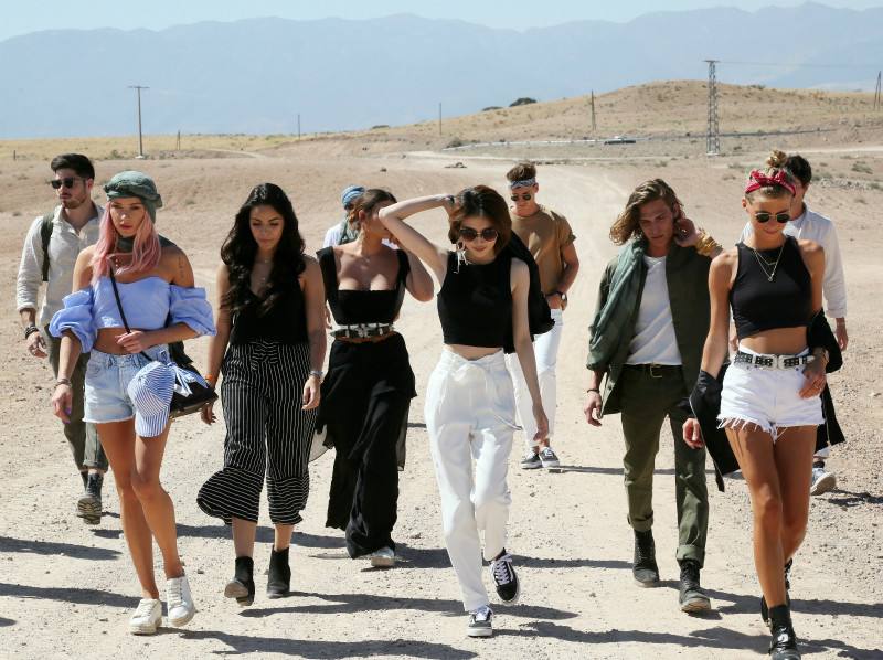 徐璐与众全球知名时尚达人拍摄广告，一不小心秒杀了众人