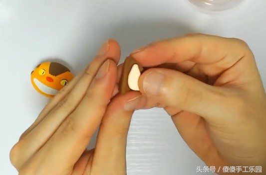 创意diy粘土制作,还记得宫崎骏动画里的(龙猫)猫巴士吗
