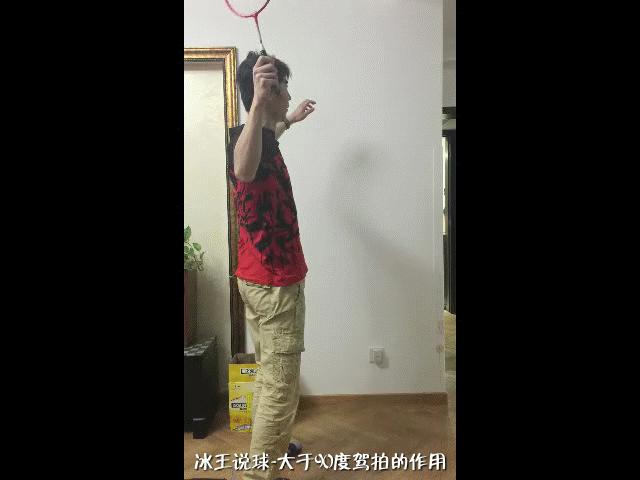 羽毛球杀球过程中挥拍是放松的吗,羽毛球如何挥拍不伤手腕与肘关节