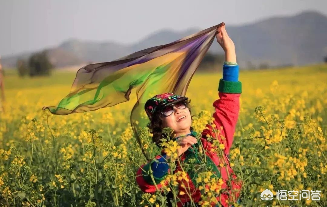 阿姨们照相戴7条丝巾,阿姨们为什么喜欢丝巾拍照