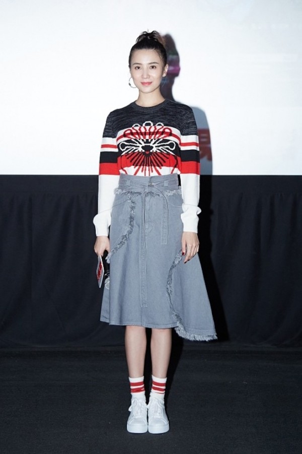 有一种球袜，穿上不是去踢球而是去露腿，杨幂江疏影都这么干！