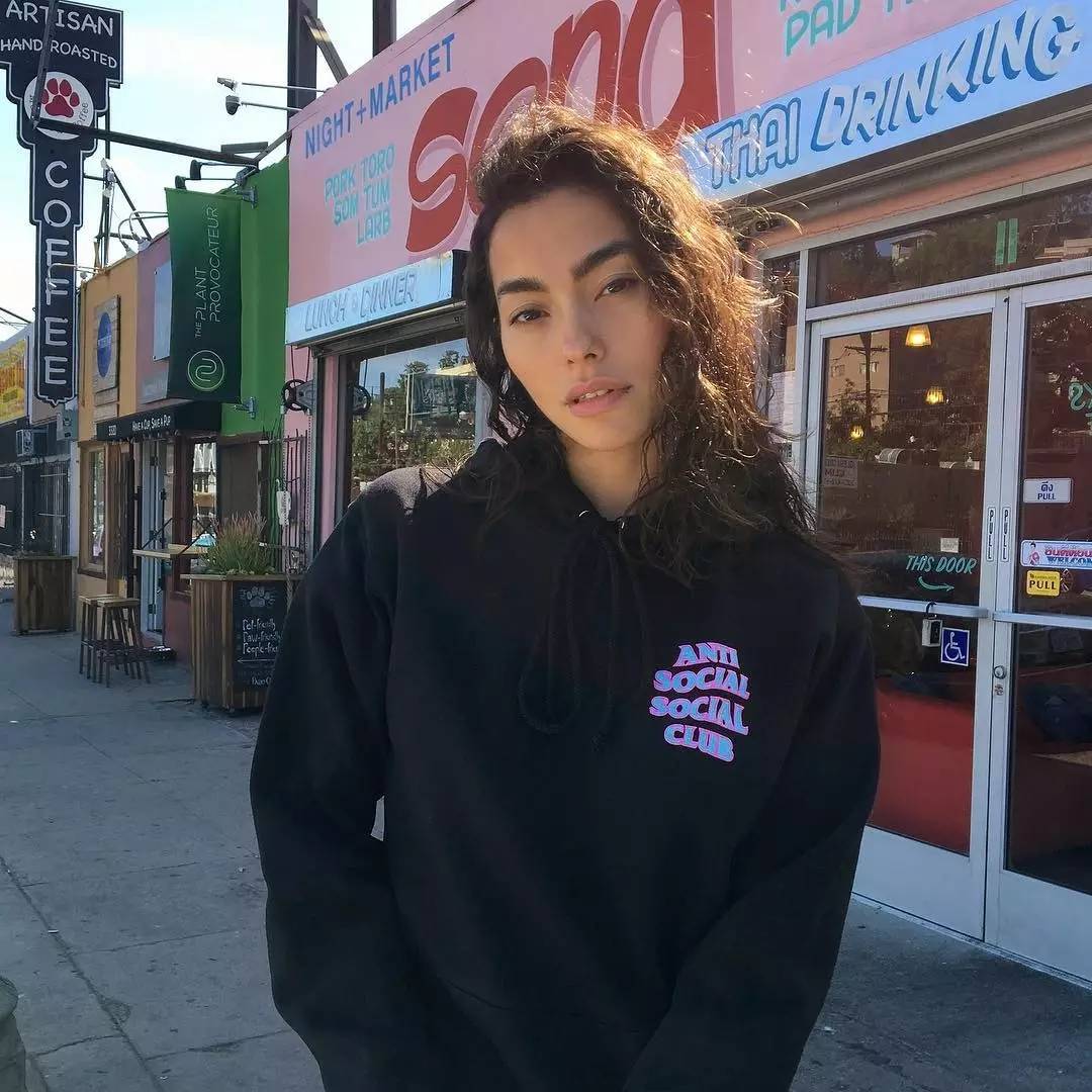 5分钟赚100万美金的潮流单位，幕后主脑竟然是一个不受欢迎的怪人？