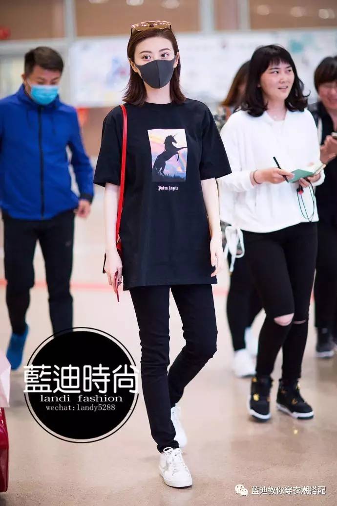 李宇春景甜机场街拍,李宇春吊带裤穿搭图片