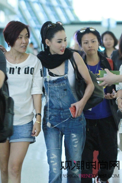 张柏芝吊带装现身,张柏芝穿破洞裤子