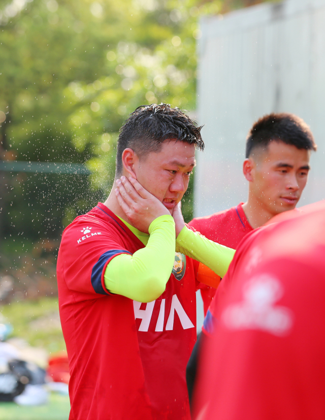 他们上演了一场杭州版实况足球，用爱搭起希望的桥梁！