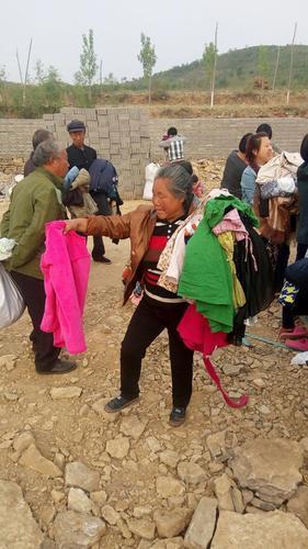 志愿者捐赠衣物视频,志愿者服务队捐赠