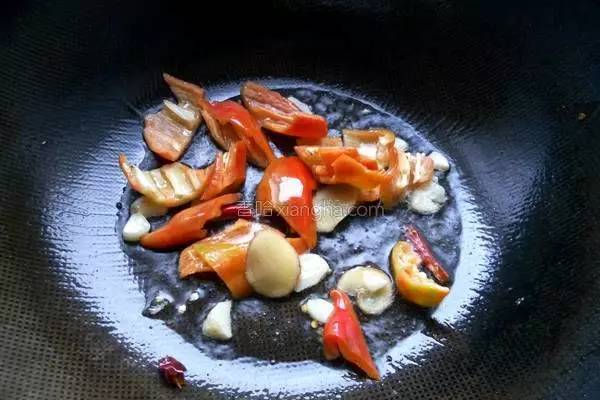 豆腐的这种做法太下饭了，咬一口会爆汁，孩子把盘子都舔干净