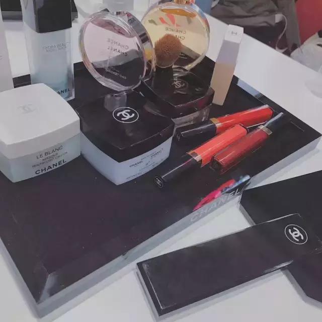 我赚到第一笔钱后，给自己买了一支Chanel