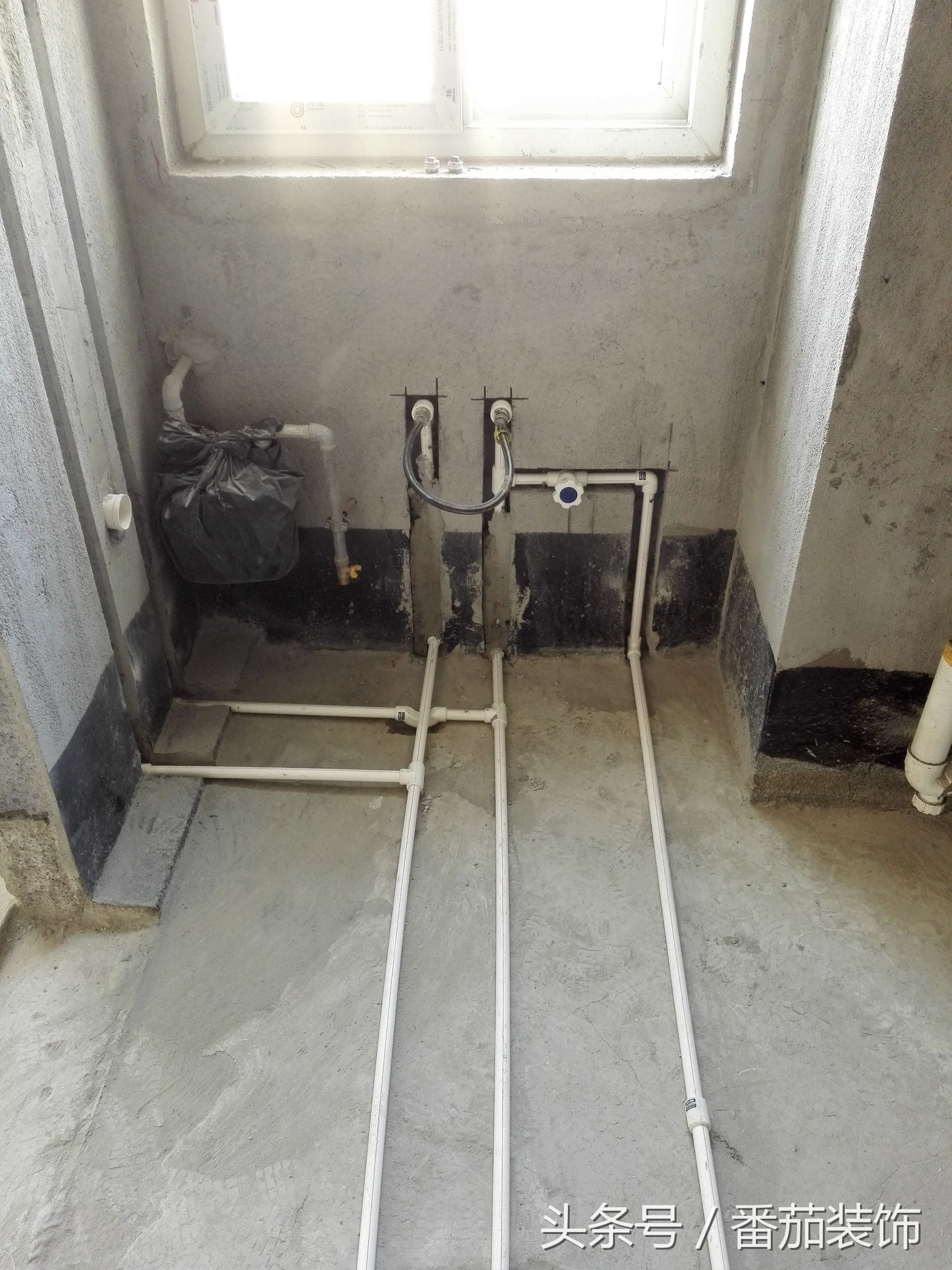 水管从顶上走,水管从地上走还是顶上走