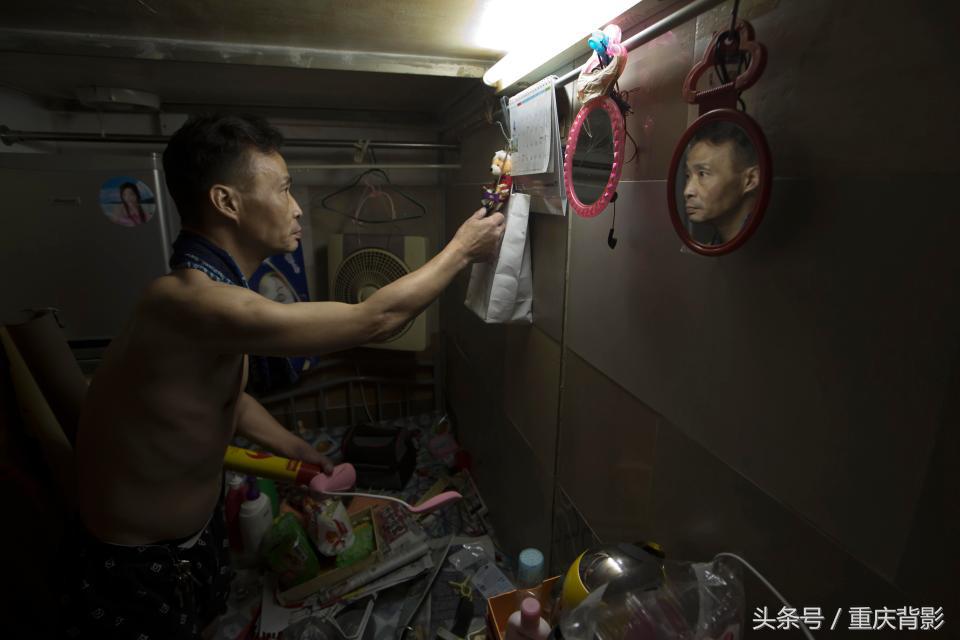 “鞋盒”是香港一个工薪阶层拥挤不堪的家庭被迫生活
