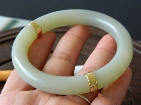 和田玉手镯有裂戴着能消失吗,和田玉的矿点戴时间长了能消失吗