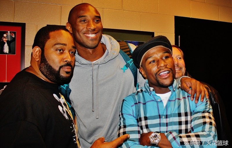 球星跨界珍贵合影，姚明羞涩，科比横跨娱乐拳坛，最后三张好心酸