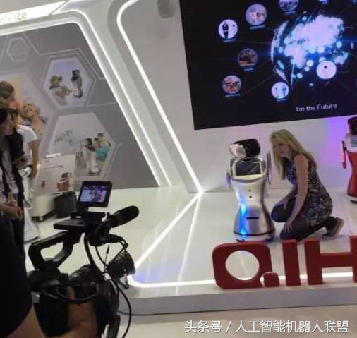 会踢足球的机器人,有攻击力会跳舞的机器人