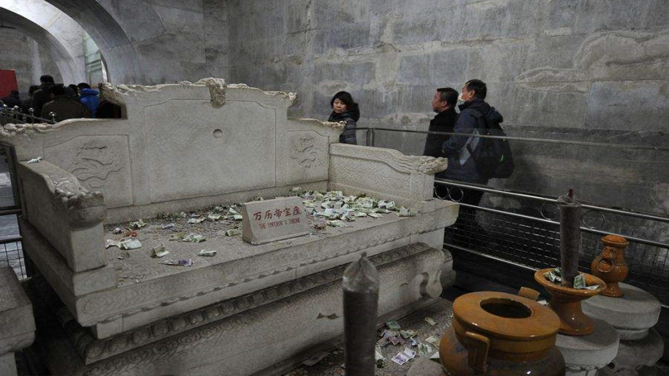 一对老夫妻捡了一口棺材板，带回家后，夫妻两人相继毙命无一幸免