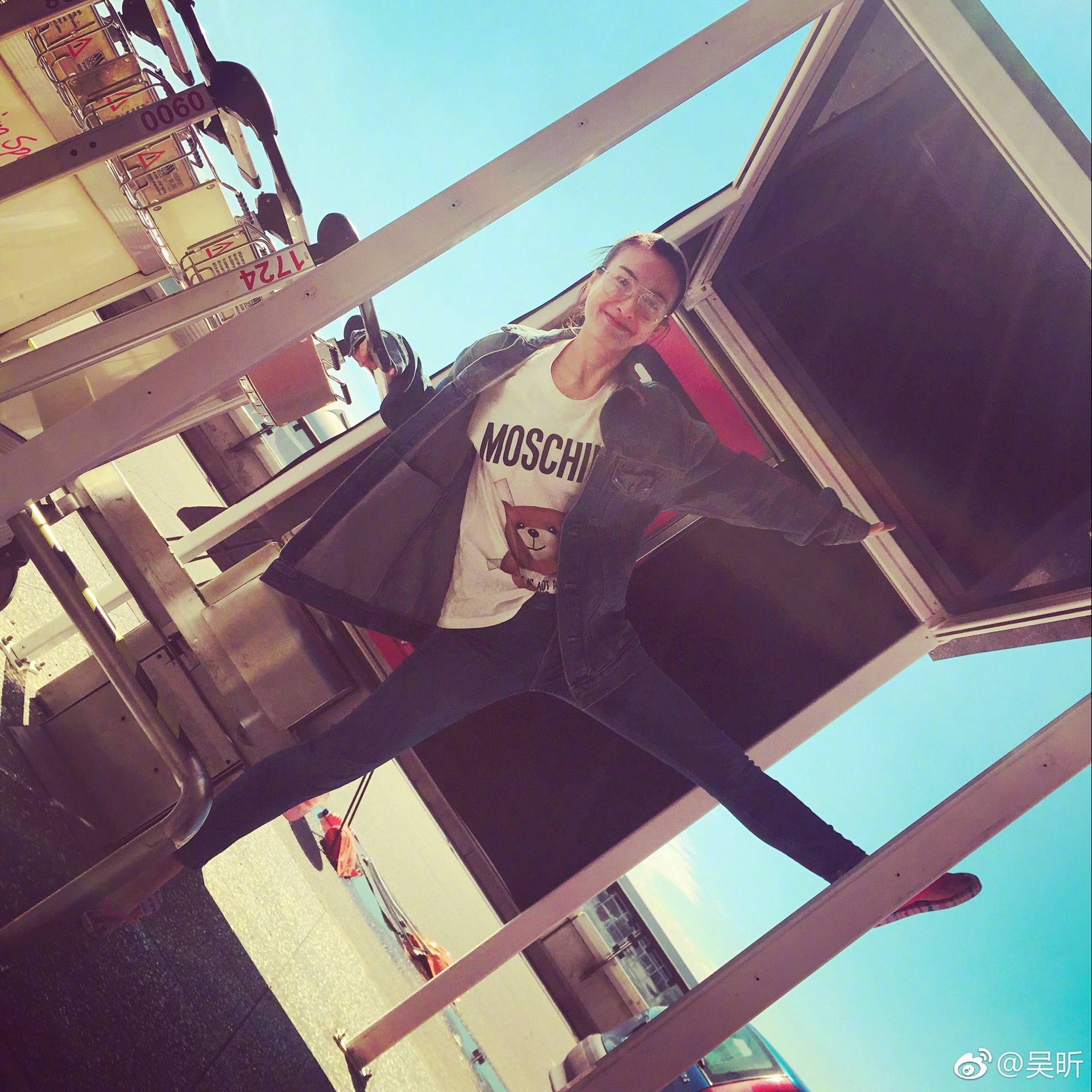 吴昕穿睡衣晒素颜美照,吴昕同款摇摇拖鞋真的可以瘦腿吗