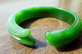 和田玉手镯有裂戴着能消失吗,和田玉的矿点戴时间长了能消失吗