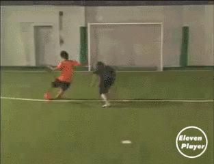 足球过人技巧一百八十度,足球经典过人技巧教学