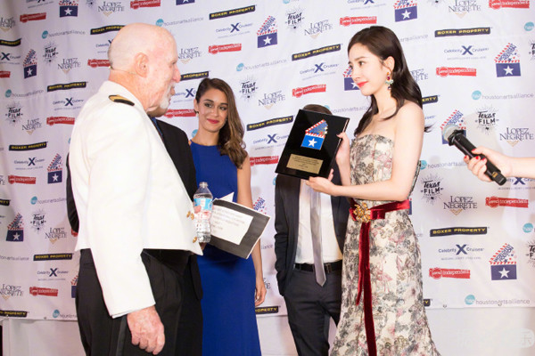 杨幂获奖感言谈被黑,杨幂获影后含金量遭质疑