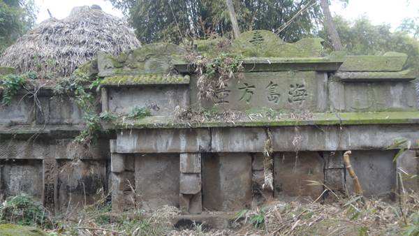 退路封死后，他们无意间发现墓道又通往了另一个方向