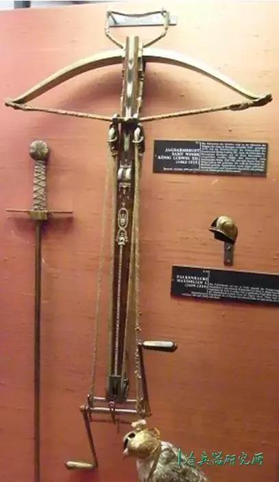 开弩方式在进步，欧洲弩兵为啥还都喜欢背个大盾牌？