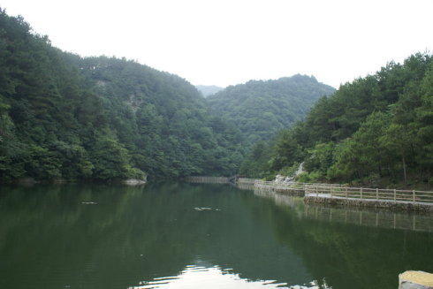 清凉寨里水云间，旅客都称桃花源