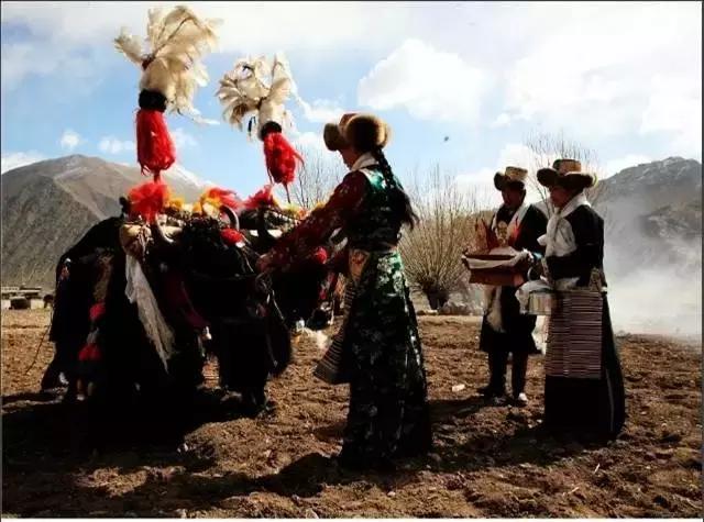 烤全羊、青稞酒、酥油茶，去*藏西**体验神秘的藏历新年，扎西德勒！