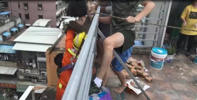 战士接住坠楼老人,消防战士救跳楼女子牺牲