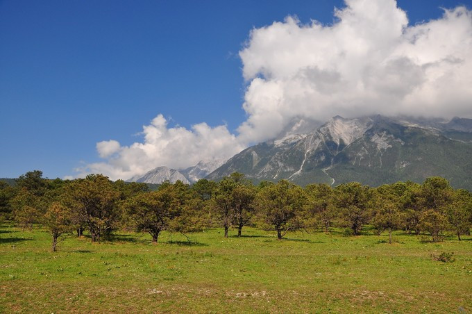 玉龙雪山纳西人心中的神山,玉龙雪山是当地纳西族的神山