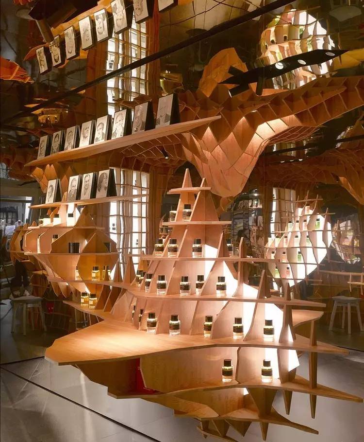 展翅腾飞的香水店