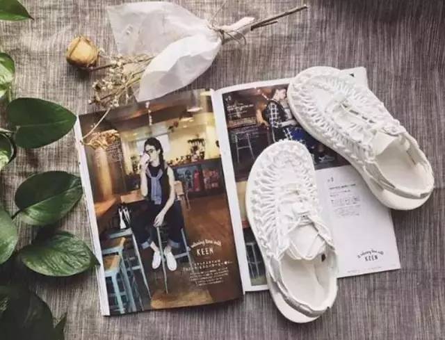 夏天来了该穿凉鞋了,穿凉鞋的季节到了