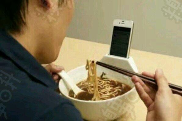 十条笑话:要是你结婚,妈不仅不堵门,不要红包,还会送新郎红包