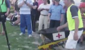 足球那些搞笑画面,科斯塔踢比赛的图片