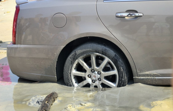 300多万宾利能跑过r8吗,宾利300万