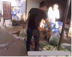 别以为站那么远就射不着你,真是浪费一桶酒