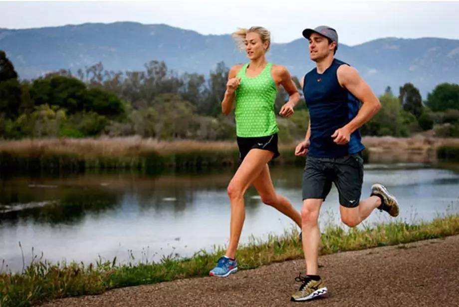 这俩人是当今地球上马拉松和百米最强选手！